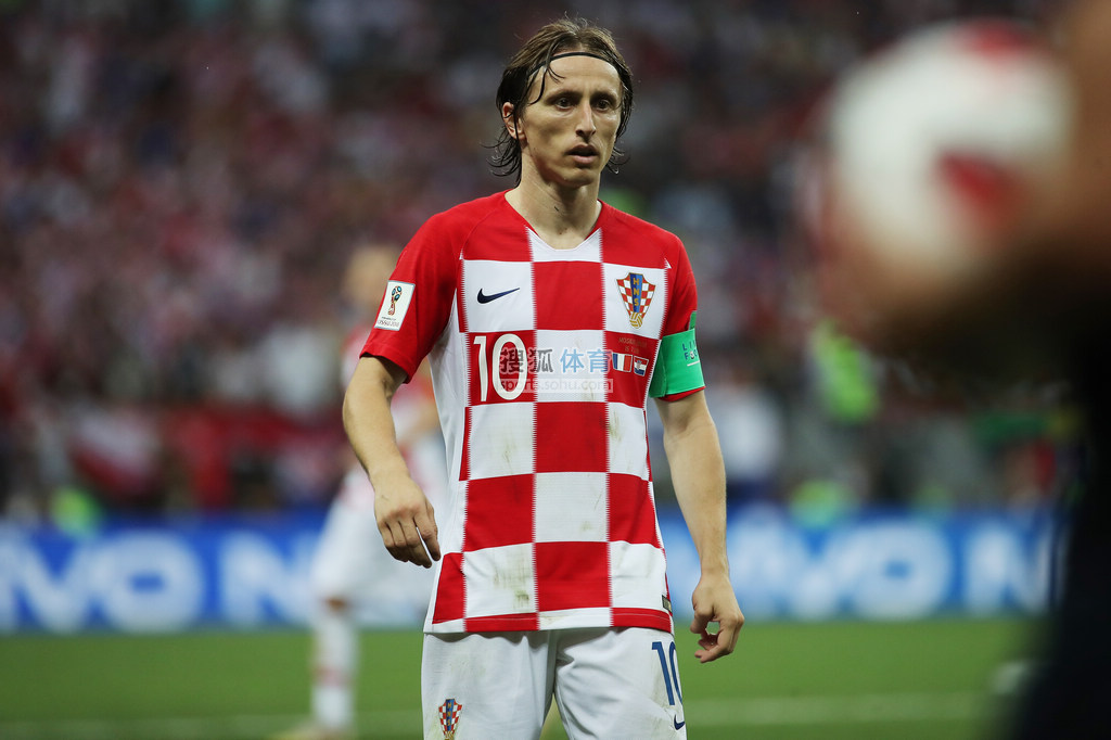 详解棒球规则中的观众干预判定当球迷在界外区域接捕界内飞球