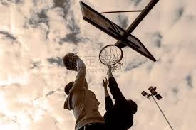 曼联主场迎战西汉姆联，两队均形势不佳，曼联有望取胜。